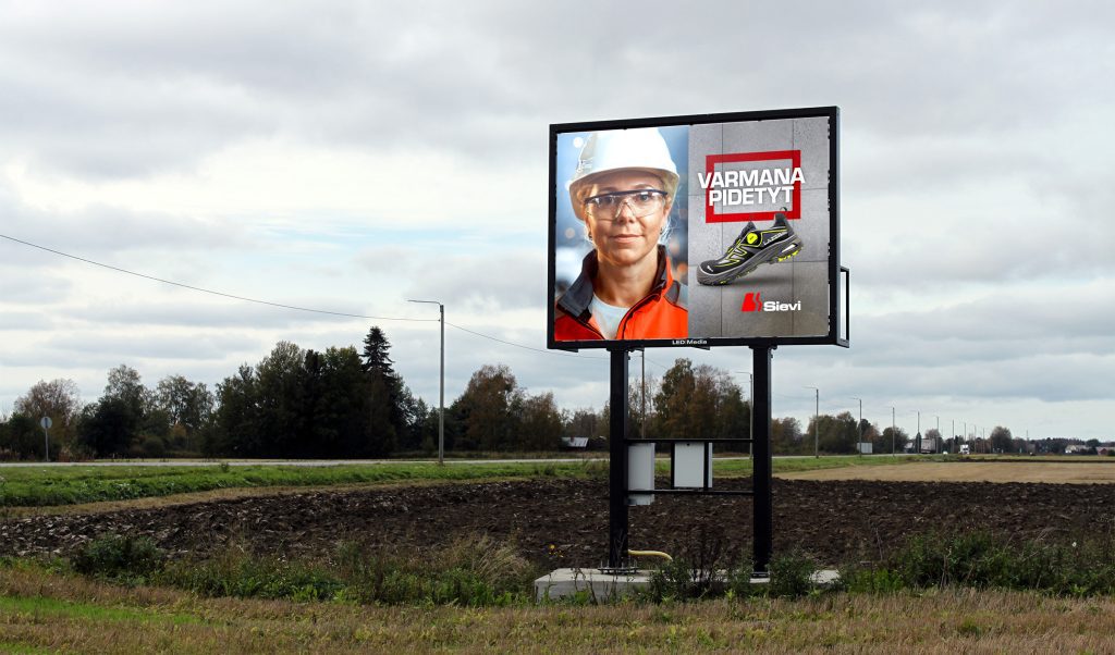 LED-mainostaulu sijoitettuna tien viereen mainosten esittämistä varten