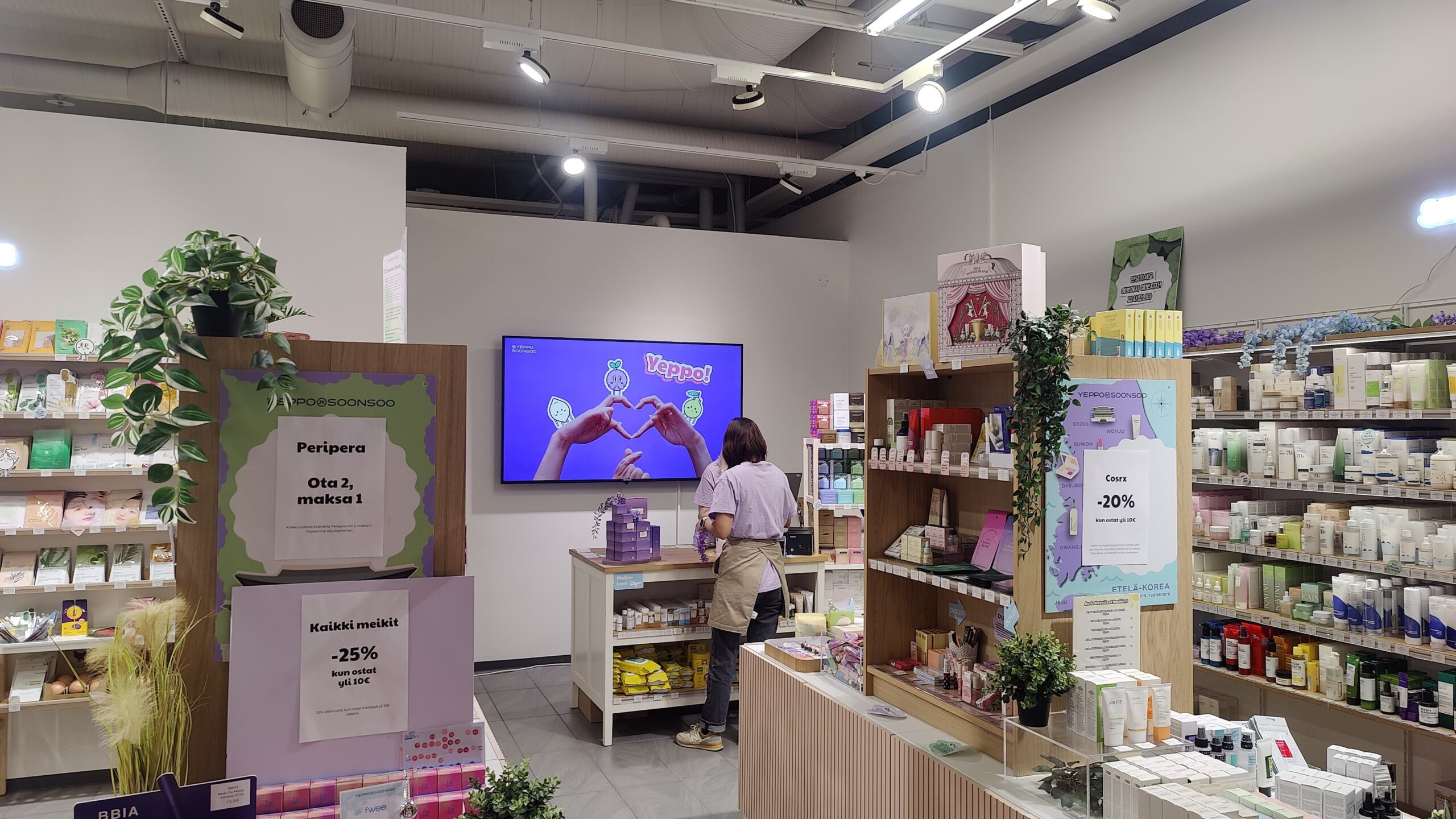 Butiksskyltning bakom kassan