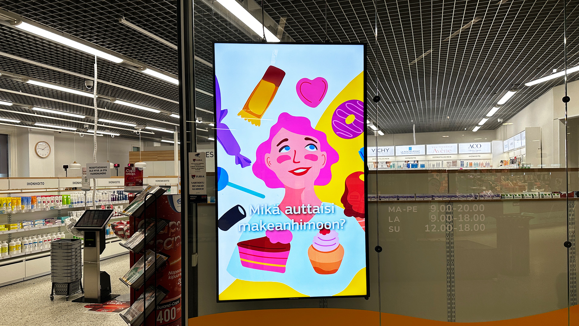 infonäyttö myymälän näyteikkunalla kauppakeskuksessa hallittuna LedimediaCloud infonäyttöohjelmiston avulla