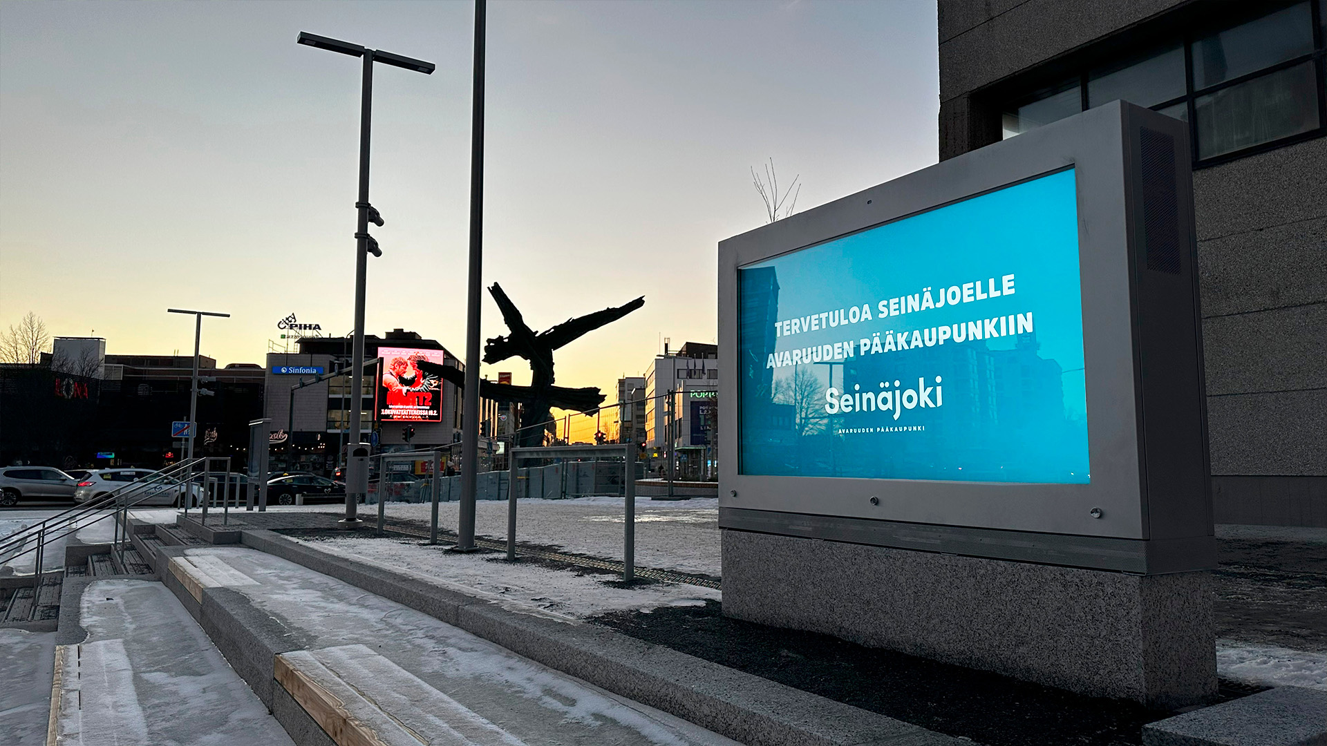 Infonäytöt soveltuvat sisä- ja ulkokäyttöön sekä näyteikkunoille. Ne voivat olla seinään kiinnitetystä LCD-näytöstä suuriin LED-seiniin.